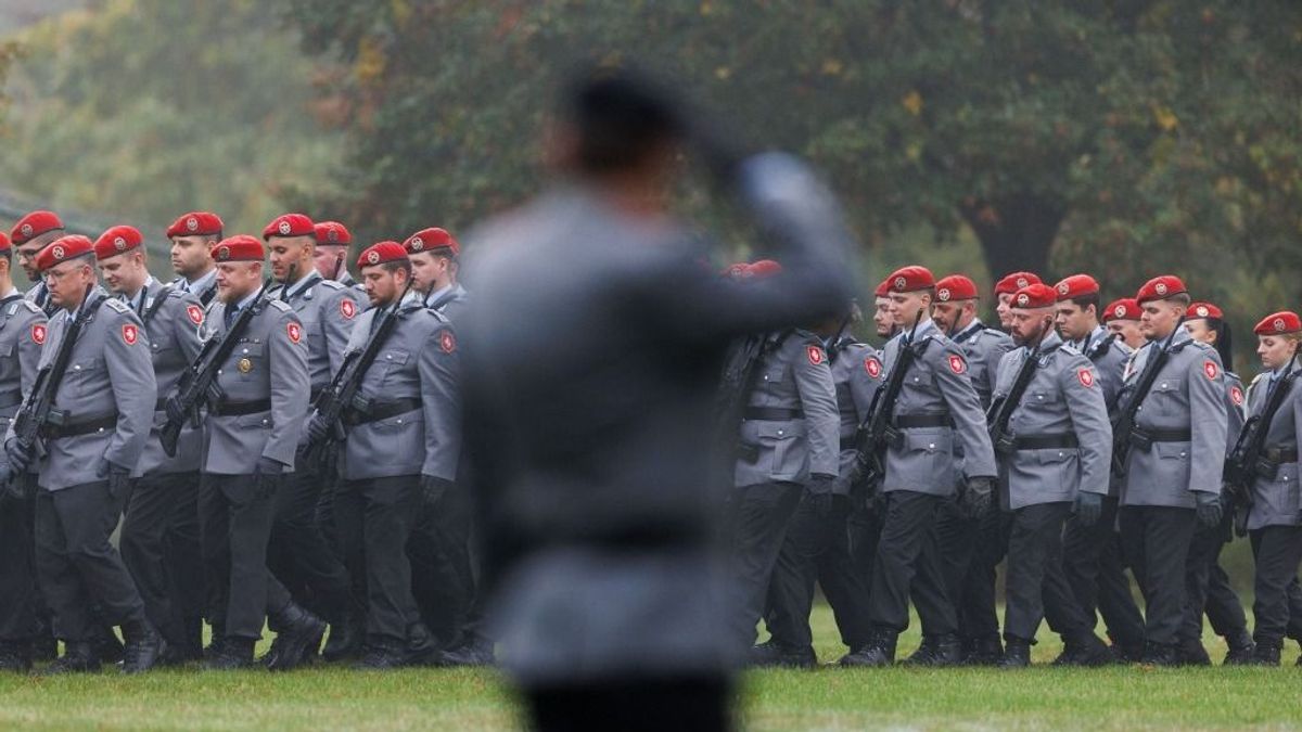 A német sajtó leckét ad hazaszeretetből – a fiatalok viszont nem kérnek a sorkatonaságból