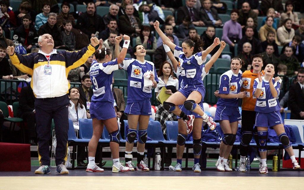 Gheorghe Tadici a román válogatott szövetségi kapitányaként így ünnepelte a magyarok elleni győzelmét a női kézilabda-vb elődöntőjében 2005-ben, húsz évvel később súlyos botrány főszereplője lett