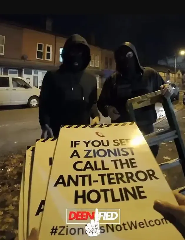 Maszkos Izrael ellenes tüntetők az Aston Villa-Makkabi Tel-Aviv Európa-liga-mérkőzése előtt