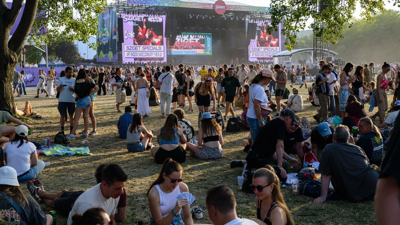 Fesztiválozók a 31. Sziget fesztiválon a Hajógyári-szigeten 2025. augusztus 7-én. Fotó: MTI/Vasvári Tamás
