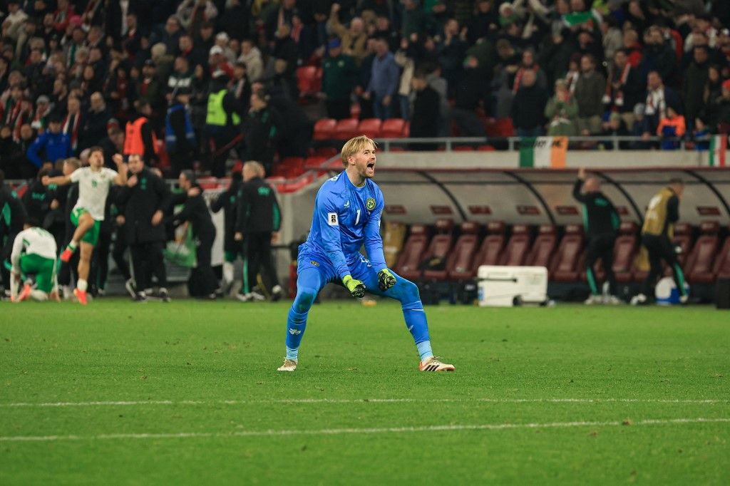 Caoimhin Kelleher, az ír kapus ünnepel a magyar válogatott ellen a Puskás Arénában - Keane szerint belefért, Rooney szerint nem.