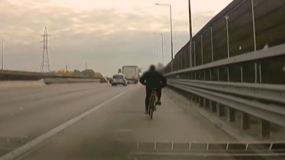 Zavart nyugdíjas biciklist fogtak a rendőrök az M0-son + videó