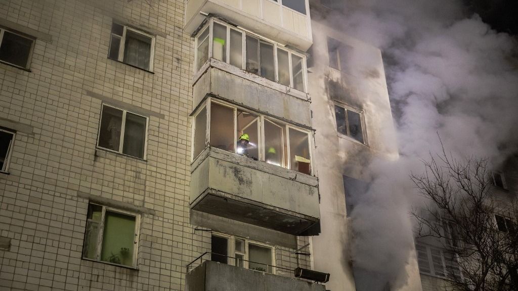 Lakóépületek és ipari objektumok egyaránt találatot kaptak, miután a drónok repeszei szétszóródtak a környéken