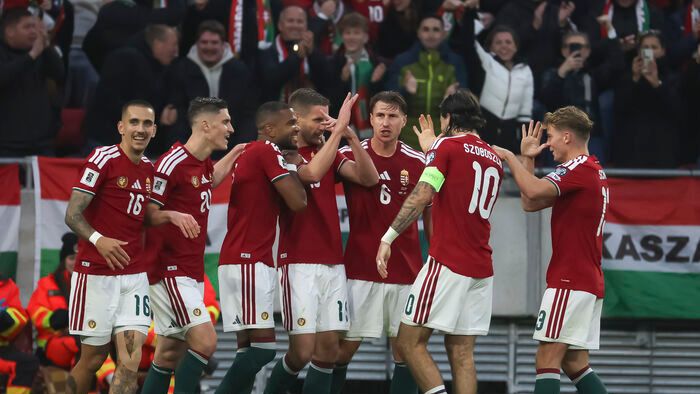 A magyar válogatott játékosai ünneplik Varga Barnabást a gólja után
