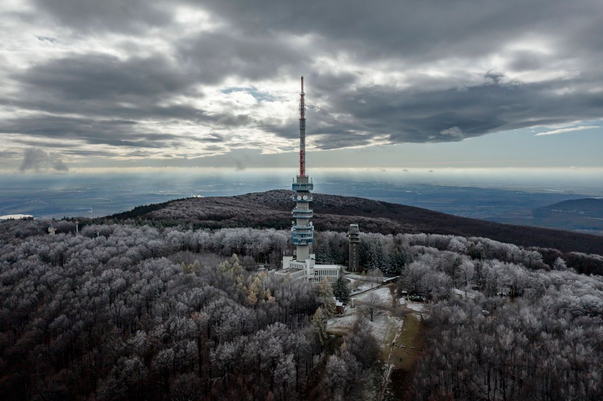 Kékestető, 2023. november 12.
A drónnal készült képen havas fák Kékestetőn a szezon első hóesése után 2023. november 12-én.
MTI/Komka Péter