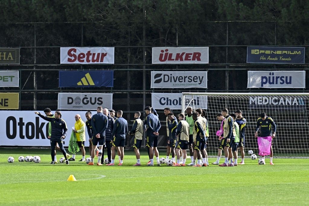 A Fenerbahce futballistái a sajtóesemény előtt edzettek