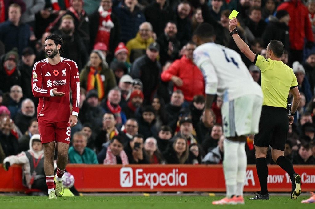 Szoboszlai Dominik jól érezte magát a Liverpool-Aston Villa Premier League-meccsen, még a neki kiosztott sárga lapon is mosolygott. Most jön a BL és a Real Madrid