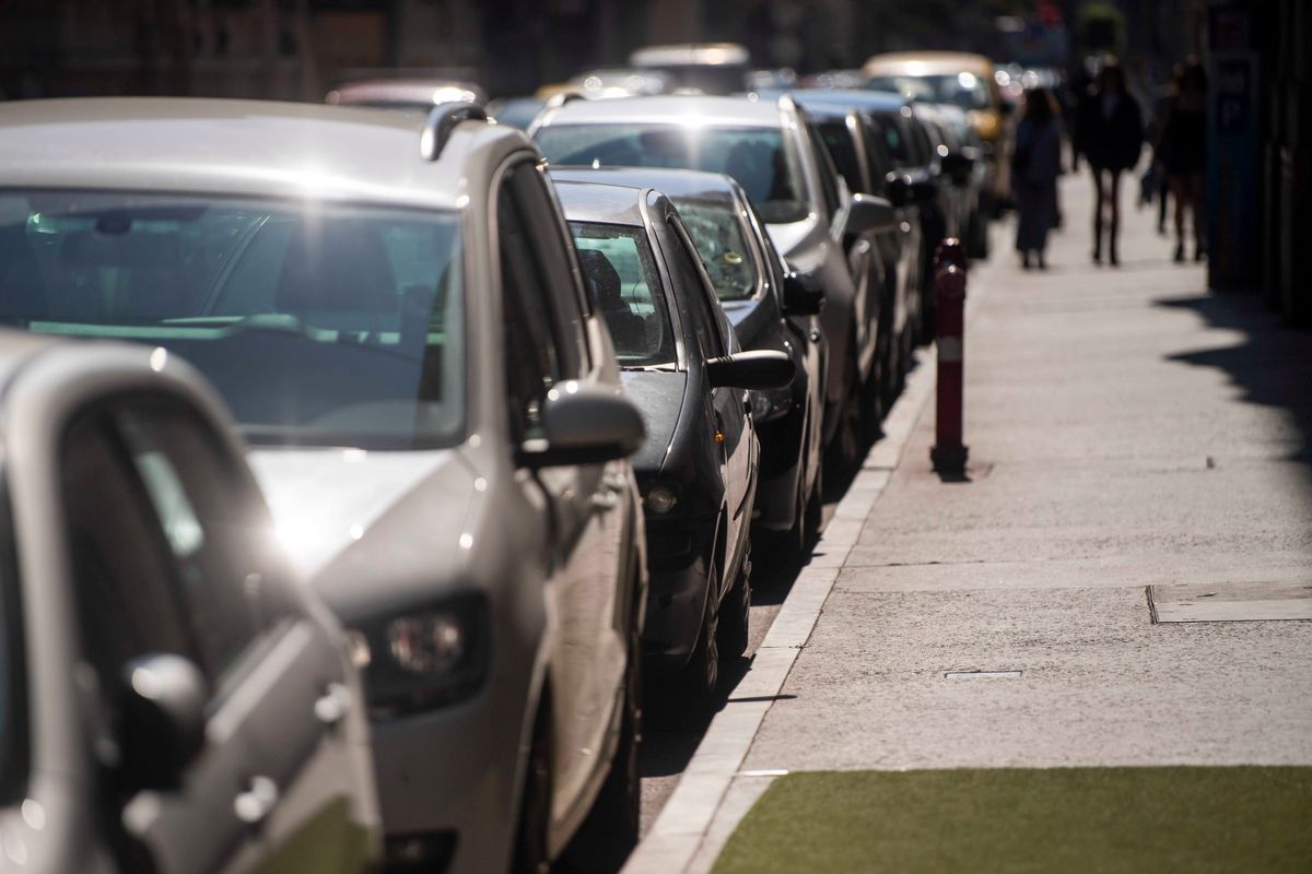 Budapest, 2022. szeptember 5.
Parkoló autók Budapest belvárosában 2022. szeptember 5-én. Ettől a naptól többet kell fizetni a parkolásért Budapesten, a belső kerületekben hatszáz forintba kerül óránként, miután életbe lépett az új, négy zónatípusból álló egységes fővárosi parkolási rendszer.
MTI/Balogh Zoltán