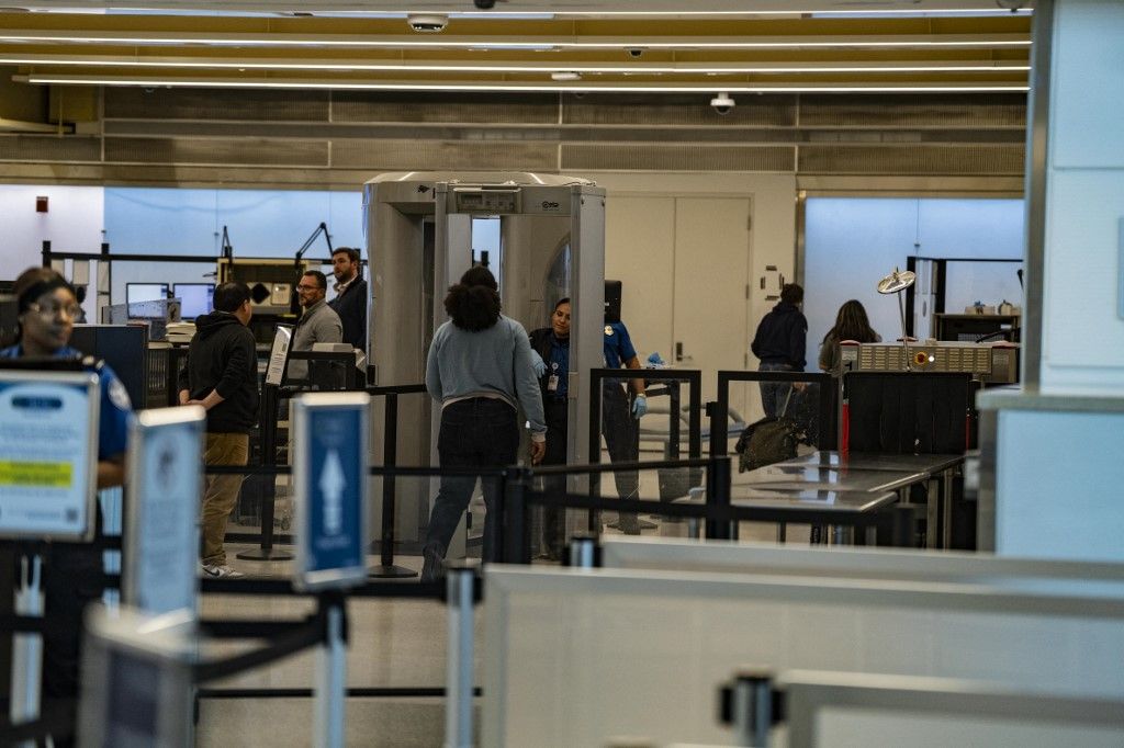 The view is around TSA workers at Reagan National Airport during the 34th day of the government shutdown in Washington, DC, on November 3, 2025. (Photo by Andrew Thomas/NurPhoto) (Photo by Andrew Thomas / NurPhoto via AFP)