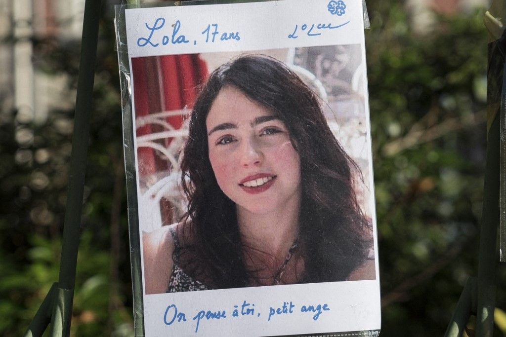 A ChatGPT ezt mondta:  Párizsban, 2015. november 26-án ismeretlenek helyezték el a Bataclan előtt a 17 éves Lola Ouzounian portréját, aki a november 13-i terrortámadások legfiatalabb áldozataként ott vesztette életét