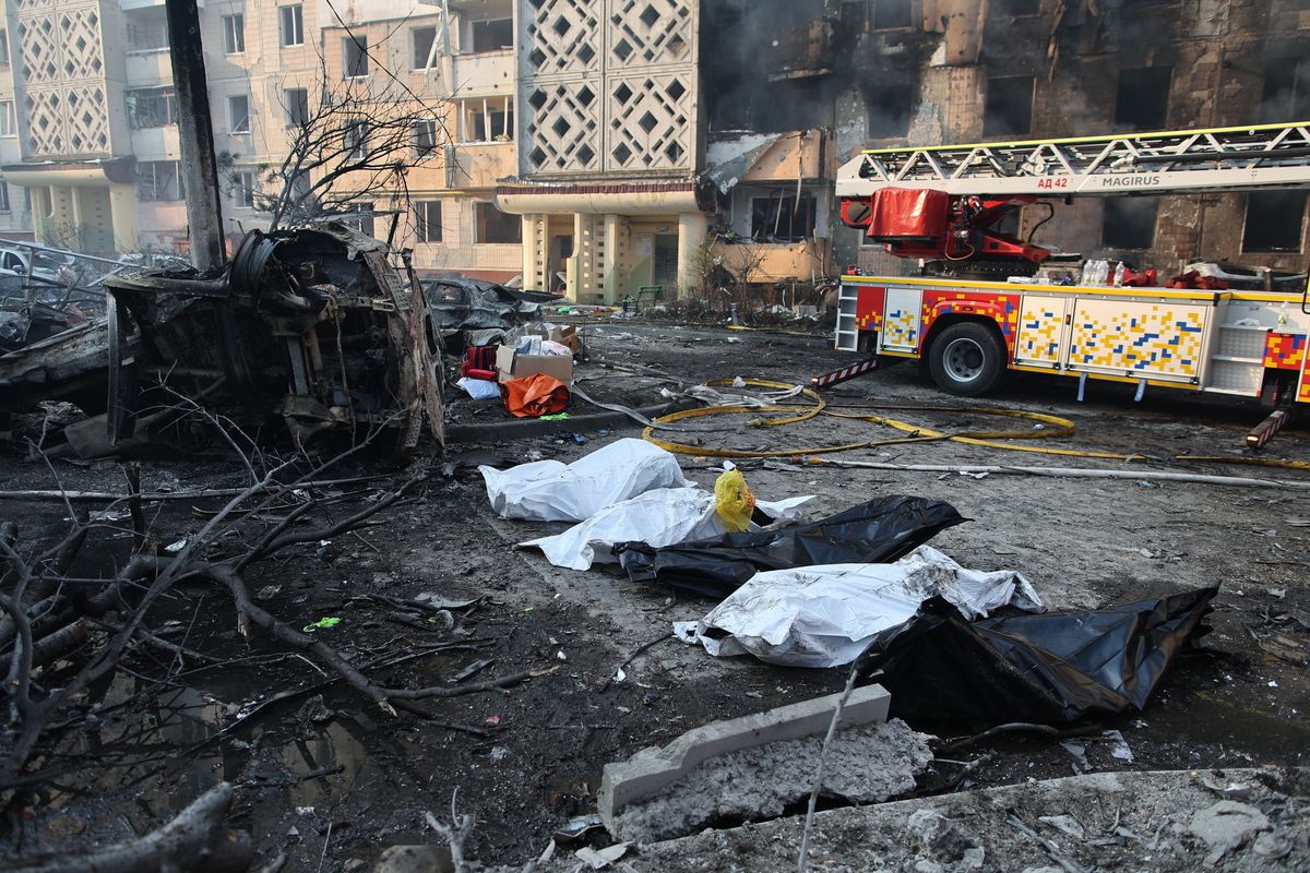 Ternopil, 2025. november 19.
Holttestek egy súlyosan megrongált lakóház előtt egy orosz rakéta- és dróntámadás után a nyugat-ukrajnai Ternopilban 2025. november 19-én. Ukrán források szerint 19 ember életét vesztette, legalább 66 megsebesült.
MTI/AP/Vlad Kravcsuk