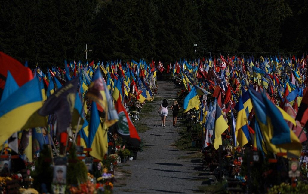 A photo shows a cemetery for fallen soldiers, with many Ukrainian flags flying in Lviv, Ukraine, on August 13, 2025. ( The Yomiuri Shimbun ) (Photo by Daisuke Tomita / The Yomiuri Shimbun via AFP)