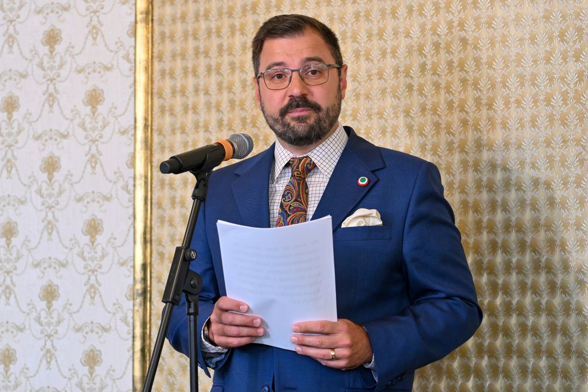 Budapest, 2025. augusztus 19.
Szánthó Miklós, az Alapjogokért Központ főigazgatója beszédet mond a Marslakók - Magyar Tudósok és Nobel-díjasok címmel a magyar tudományos élet kiválóságait, köztük Nobel-díjasainkat bemutató interaktív vándorkiállítás megnyitóján Budapesten, a Vörösmarty téri Gerbeaud Cukrászdában 2025. augusztus 19-én. A vándorkiállítás szeptember 28-ig tekinthető meg a Vörösmarty téren, ezt követően magyar, európai és amerikai helyszíneken is látható lesz.
MTI/Illyés Tibor