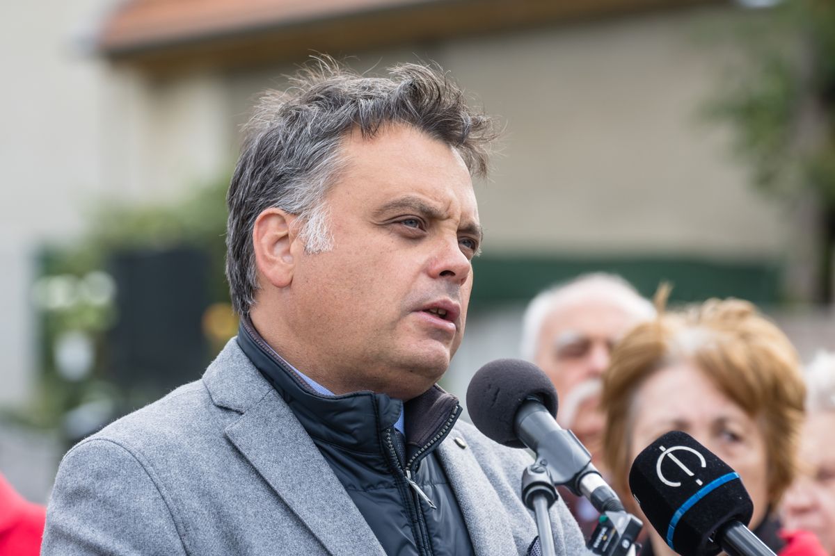 Hévíz, 2025. október 7.
Latorcai Csaba, a KDNP alelnöke, a Közigazgatási és Területfejlesztési Minisztérium parlamenti államtitkára beszédet mond az 1914-ben állított kereszt önkormányzati felújítása és újbóli megáldása alkalmából a hévízi temetőben 2025. október 7-én.
MTI/Katona Tibor