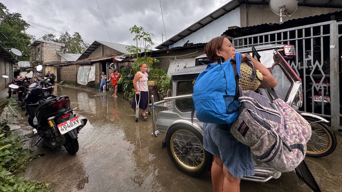 Közeleg a szupertájfun, családok tízezrei kénytelenek menekülni + videó