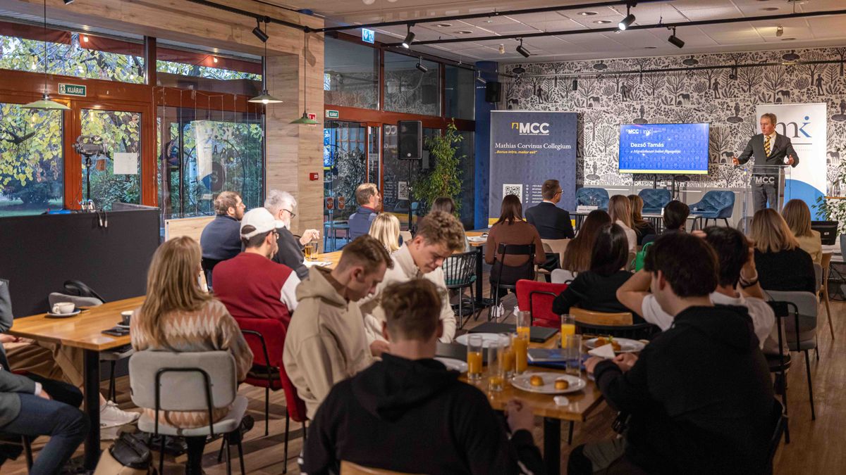 Dezső Tamás, a Migrációkutató Intézet főigazgatója köszönti a rendezvény résztvevőit