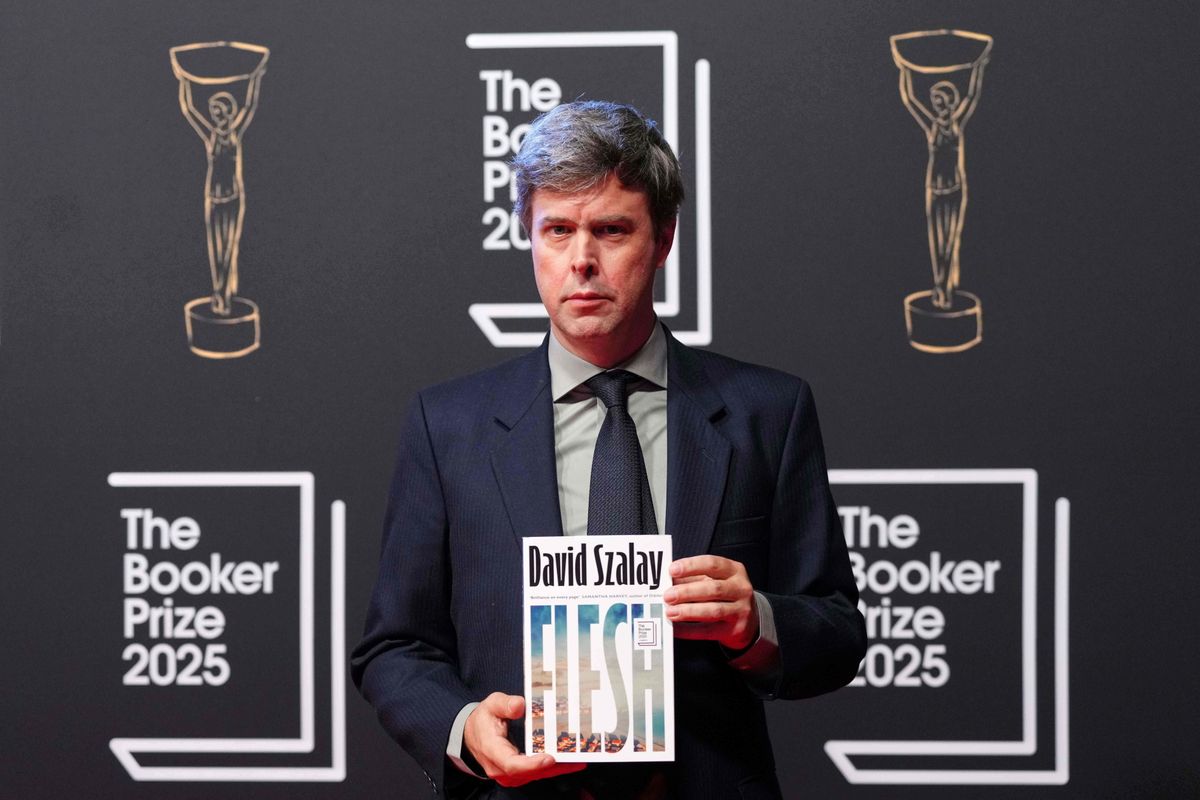 London, 2025. november 10.
David Szalay magyar származású amerikai író, a legrangosabb brit irodalmi elismerés, a Booker-díj egyik idei döntőse fényképezkedik Flesh című regényével az elismerés átadóünnepségén Londonban 2025. november 10-én.
MTI/AP/Kirsty Wigglesworth