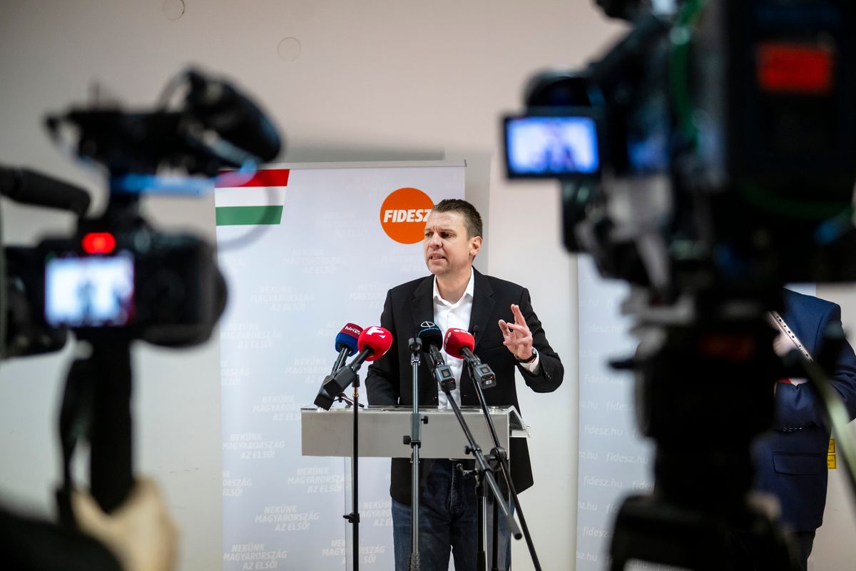 Bátonyterenye, 2025. november 26.
Menczer Tamás, a Fidesz-KDNP kommunikációs igazgatója sajtótájékoztatót tart a kormánypártok országjárásának fóruma előtt Bátonyterenyén 2025. november 26-án.
MTI/Komka Péter