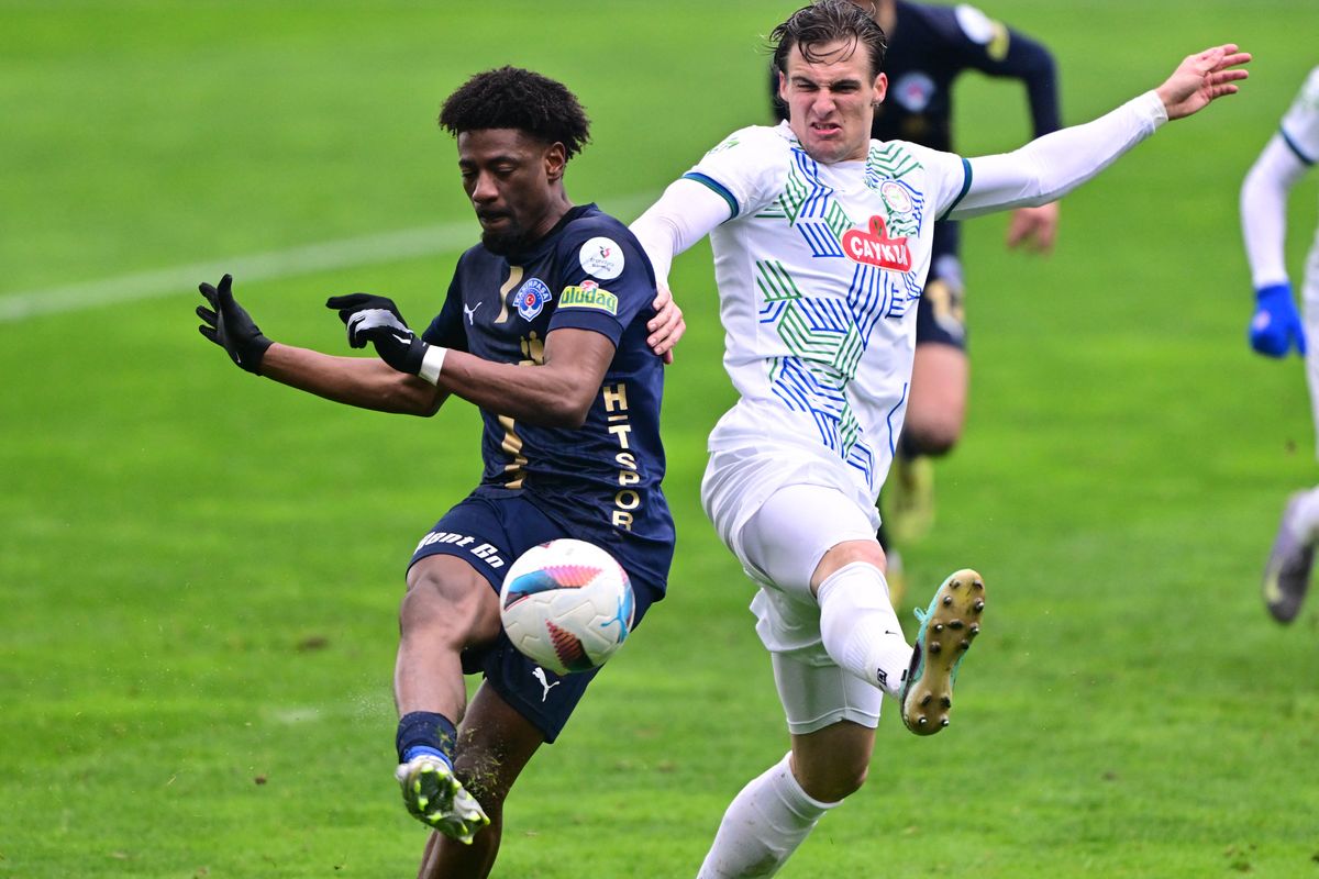 ISTANBUL, TURKIYE - FEBRUARY 09: Nuno Miguel Da Costa Joia (L) of Kasimpasa in action against Attila Mocsi (R) of Caykur Rizespor during the Turkish Super Lig week 23 football match between Kasimpasa and Caykur Rizespor at Recep Tayyip Erdogan Stadium in Istanbul, Turkiye on February 09, 2025. Serhat Cagdas / Anadolu (Photo by Serhat Cagdas / Anadolu via AFP)