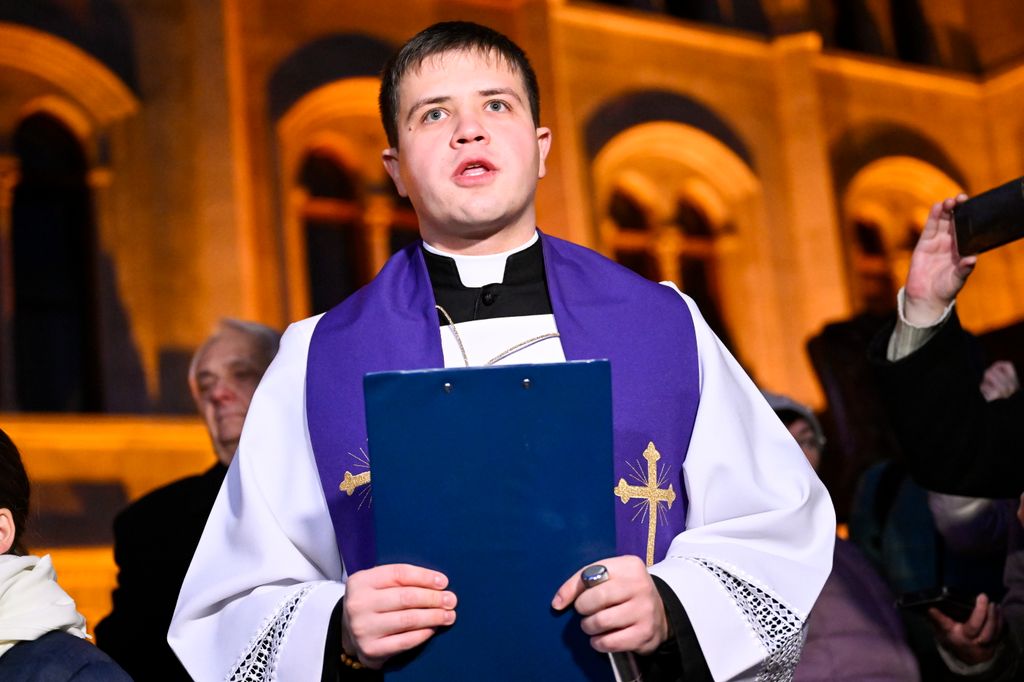 Advent - Felkapcsolták a fényfüzért az ország karácsonyfáján