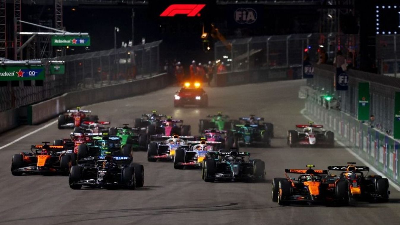 A Forma–1-es Las Vegas-i Nagydíj rajtja, LAS VEGAS, NEVADA - NOVEMBER 22: Lando Norris of Great Britain driving the (4) McLaren MCL39 Mercedes and Max Verstappen of the Netherlands driving the (1) Oracle Red Bull Racing RB21 battle for track position at t