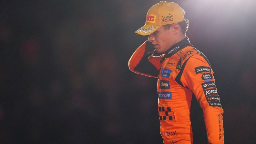 Oscar Piastri mellett Lando Norrist (képen) is kizárták a Las Vegas-i Nagydíjról, így Max Verstappen jócskán zárkózott a McLaren pilótáira