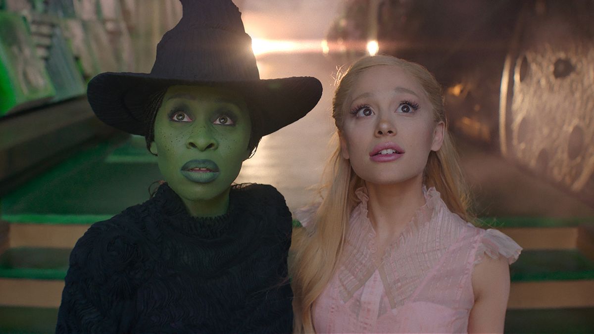 Rajongó támadt Ariana Grandéra a Wicked 2 Szingapúri premierjén, Cynthia Erivo védte meg a világsztárt + videó