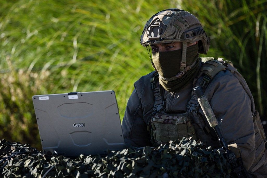 Macron visszaállítja a katonai szolgálatot (Fotó: AFP)