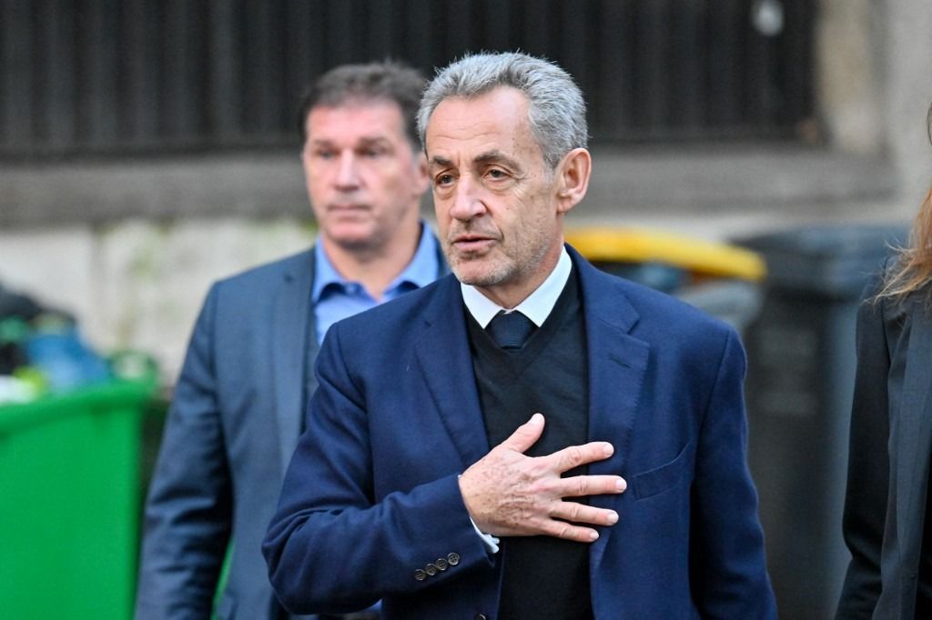 Nicolas Sarkozyt, Franciaország volt elnökét tiltott kampányfinanszírozás miatt öt év börtönre ítélték