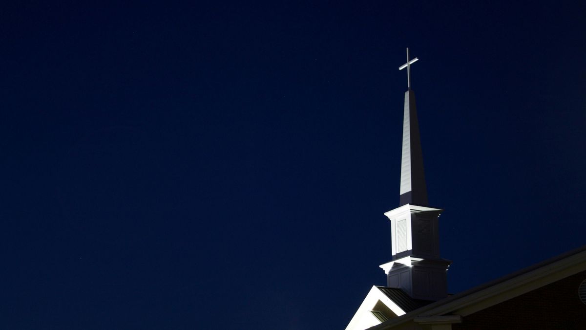 A templomudvarban zaklatta az embereket és tört-zúzott a balatoni viking + videó