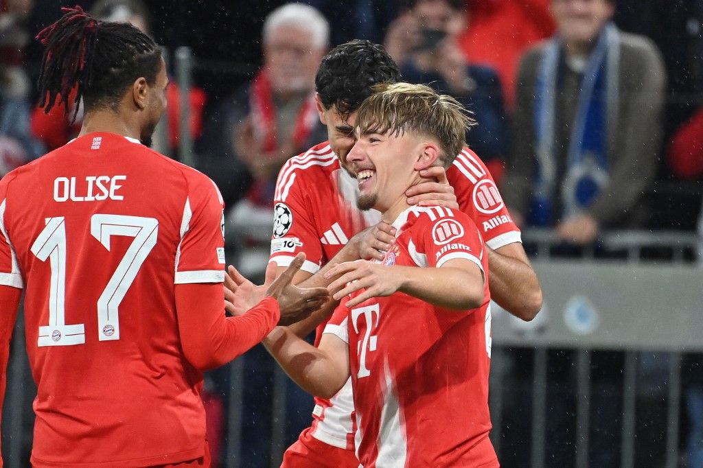 Lennart Karl és Olise köszönti egymást. A Bayern 6-2-re kiütötte a Freiburgot a Bundesligában