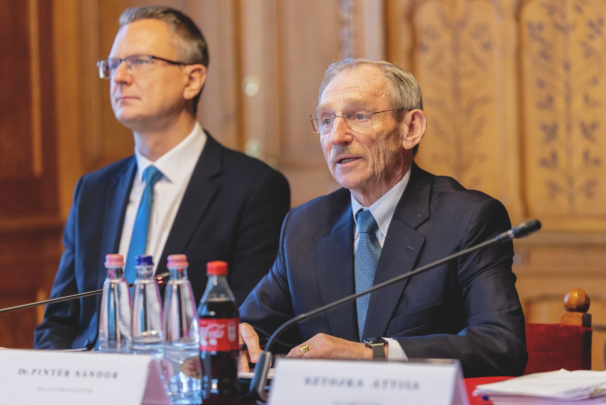 Pintér Sándor belügyminiszter és Rétvári Bence, a Belügyminisztérium parlamenti államtitkára (Fotó: Csudai Sándor)