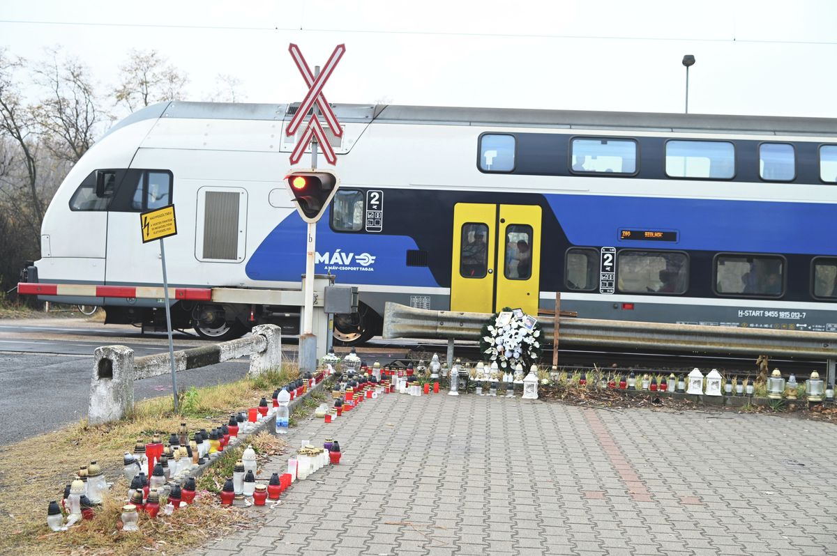 20251108 Szentmártonkáta  
Öten haltak meg a vasúti kereszteződésben, amikor a tilos jelzés ellenére a sínekre hajtott egy személyautó. 
Fotó: Mészáros János MJ
Új Néplap