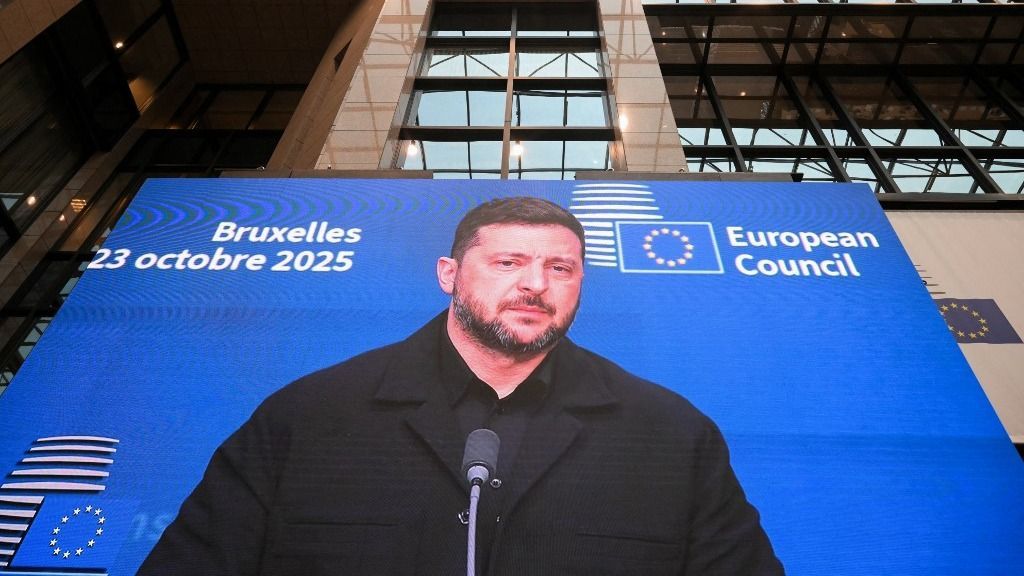 Volodimir Zelenszkij ukrán elnök egy kivetítőn az Európai Tanács 2025. október 23-i brüsszeli ülésén