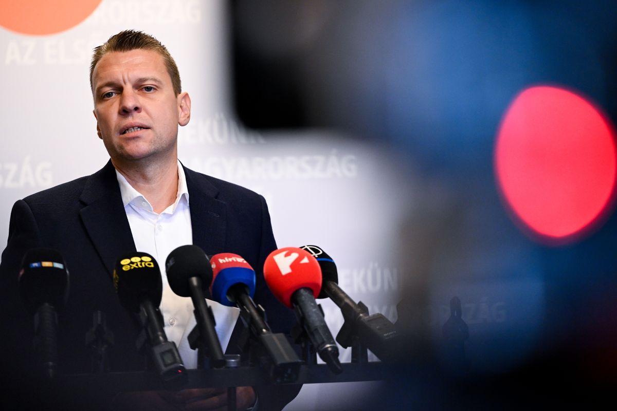 Budapest, 2025. szeptember 16.
Menczer Tamás, a Fidesz-KDNP kommunikációs igazgatója sajtótájékoztatót tart az Országházban 2025. szeptember 16-án. Október elejéig tartó szórólapkampányt indít a Fidesz annak érdekében, hogy minél többen értesüljenek a "Tisza-adóról" és a lehetséges hatásáról - jelentette be a a kormánypártok kommunikációs igazgatója.
MTI/Hegedüs Róbert