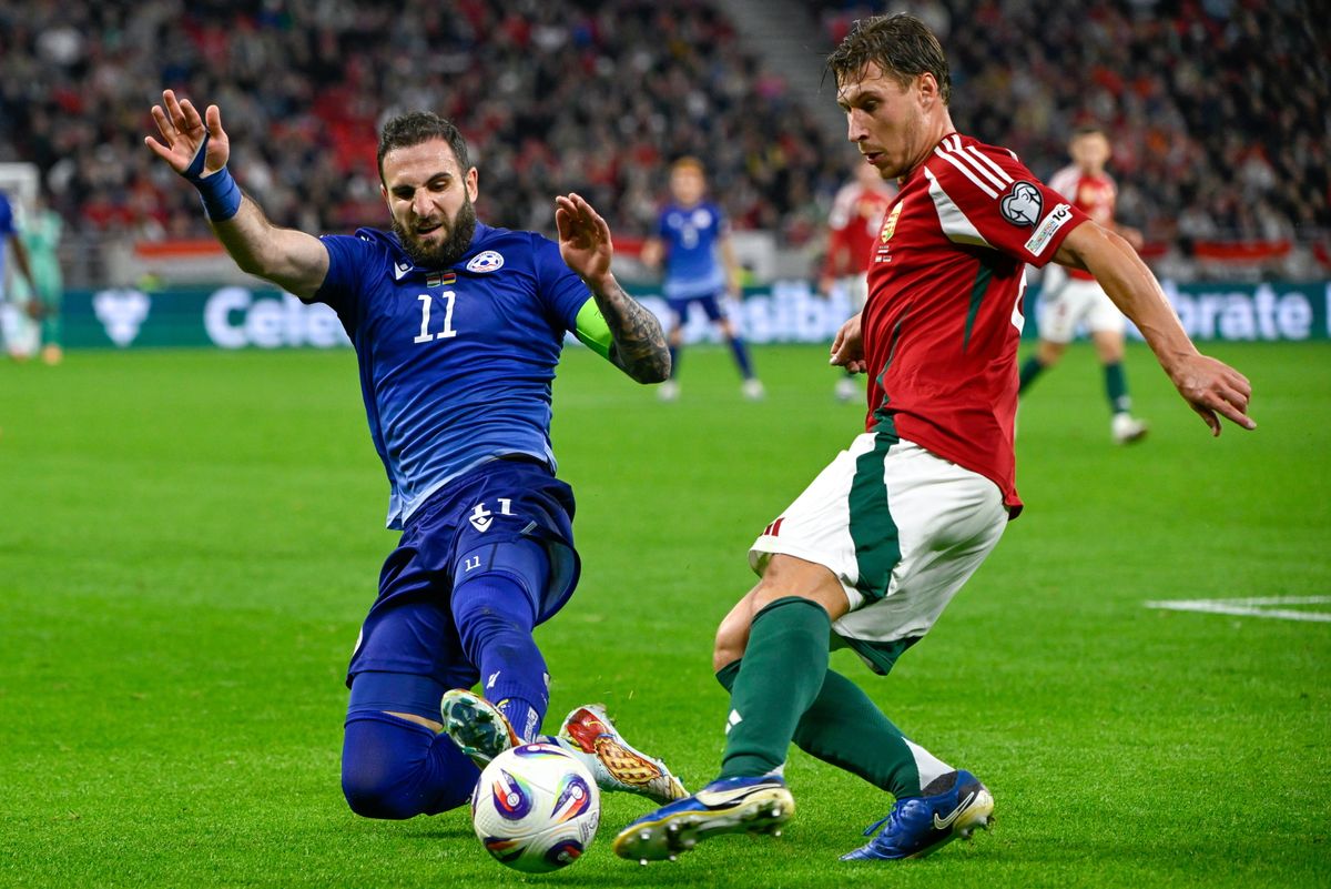 Budapest, 2025. október 11.
Willi Orbán (j) és az örmény Tigran Barcegjan a Magyarország - Örményország labdarúgó világbajnoki selejtező mérkőzésen a Puskás Arénában 2025. október 11-én.
MTI/Purger Tamás