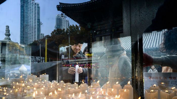 Buddhista gyertyagyújtás a Dél-koreai Bongeunsa templomában