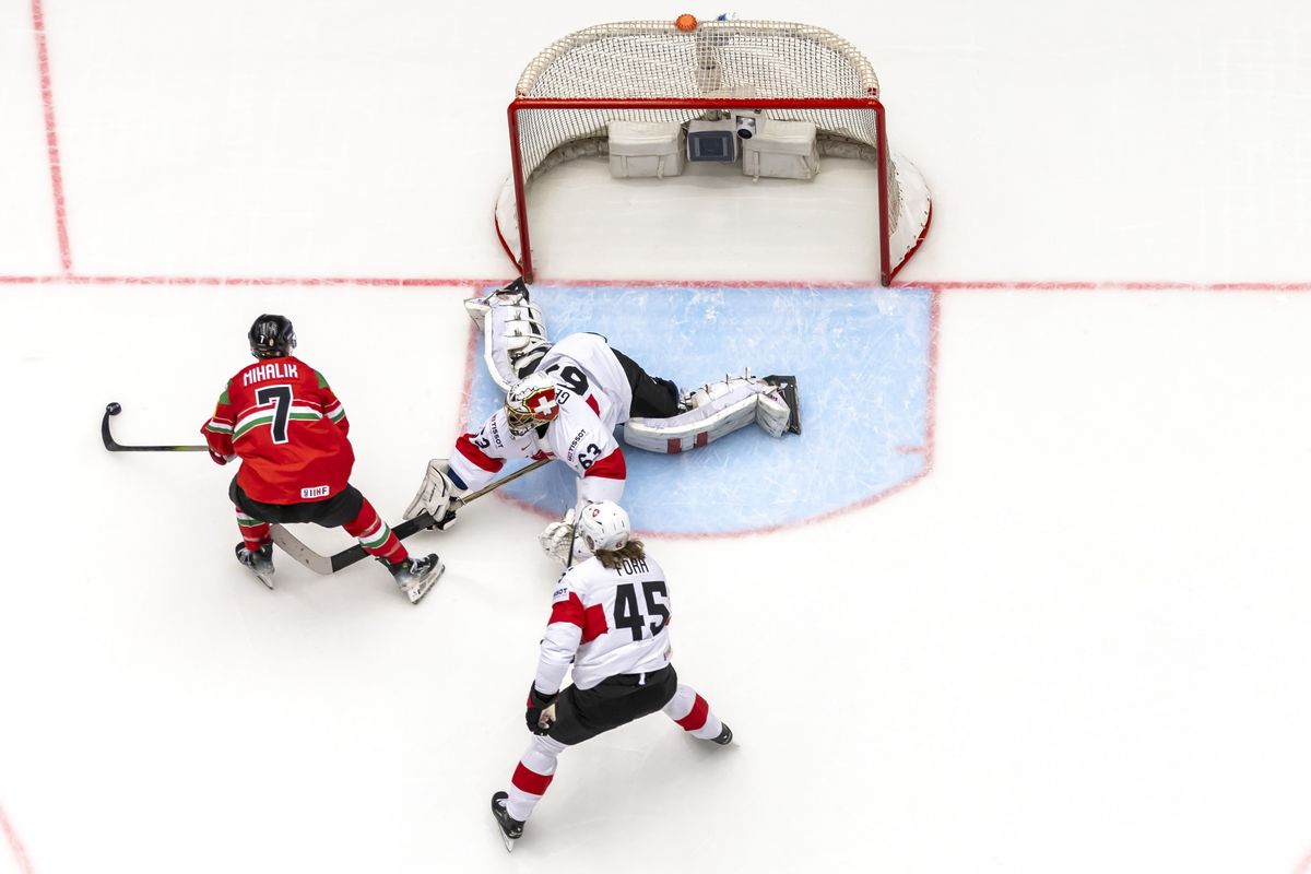 Herning, 2025. május 19.
Mihalik András (b) próbál gólt ütni Leonardo Genoni svájci kapusnak a jégkorong-világbajnokság hatodik fordulójában játszott Magyarország-Svájc mérkőzésen a dániai Herningben 2025. május 18-án. A svájci válogatott 10-0-ra győzött.
MTI/EPA-KEYSTONE/Salvatore Di Nolfi