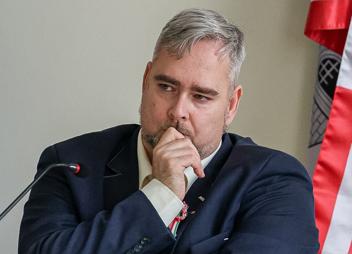 20250522 Budapest
Eskütétellel és heves politikai beszéddel foglalta el ismét Óbuda polgármesteri székét Kiss László a III. kerületi képviselő testület rendkívüli ülésén, miután 9 hónapos fogva tartás után a múlt héten a bíróság elrendelte a szabadlábra helyezését.
fotó: Markovics Gábor (MG)
MW Bulvár