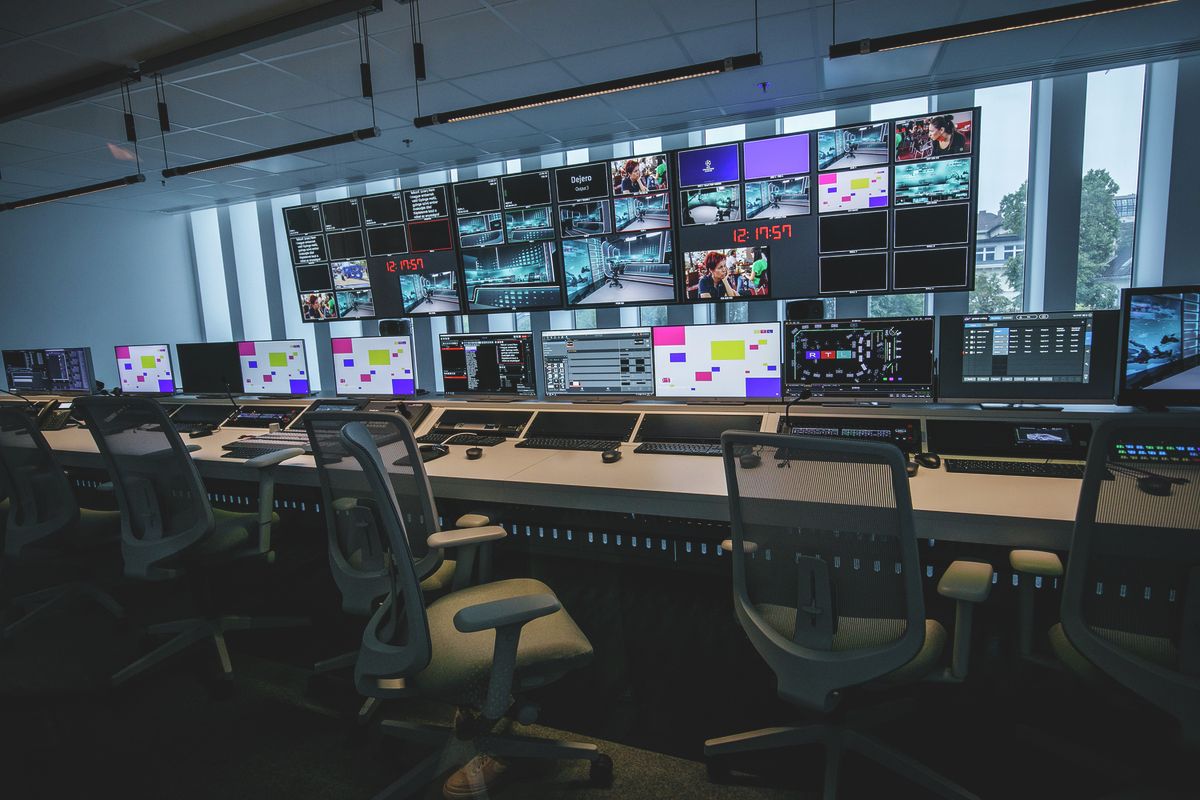 20240909 Budapest
Ünnepélyes átadás keretében beköltözött új belvárosi otthonába, a WING által fejlesztett és tulajdonolt Liget Centerbe Magyarország egyik legnagyobb kereskedelmi TV-csatornája, az RTL Magyarország.
A Városliget közvetlen szomszédságában található Liget Center projektjében a műemléki oltalom alatt álló két épület, a Liget Center Auditorium és Classic egy modern, fenntartható irodakomplexumként született újjá, miközben megőrizte építészeti értékeit. Az RTL hírszerkesztősége és stúdiói számára korszerűsített épület a hajdani MÉMOSZ (Magyar Építőipari Munkások Országos Szövetsége) székház kongresszusi tömbje volt.

Fotó: Vémi Zoltán VZ
Világgazdaság VG

A képen: irodaház belső