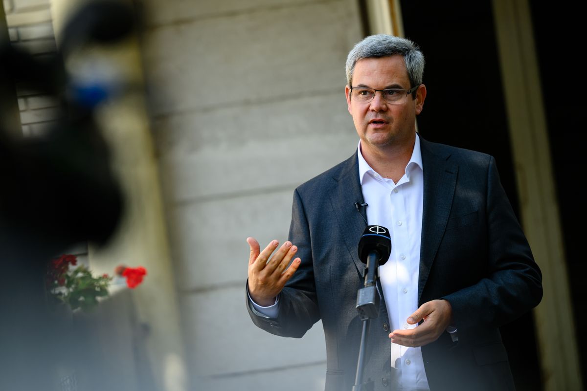 Siófok, 2025. augusztus 26.
Takács Péter, a Belügyminisztérium egészségügyi államtitkára a Siófoki Kórház-Rendelőintézethez tartozó orvos- és nővérszálló felújítása kapcsán tartott sajtótájékoztatón Siófokon 2025. augusztus 26-án. Megkezdődhet az orvos- és nővérszálló komplex felújítása 1,127 milliárd forintból. 
MTI/Vasvári Tamás