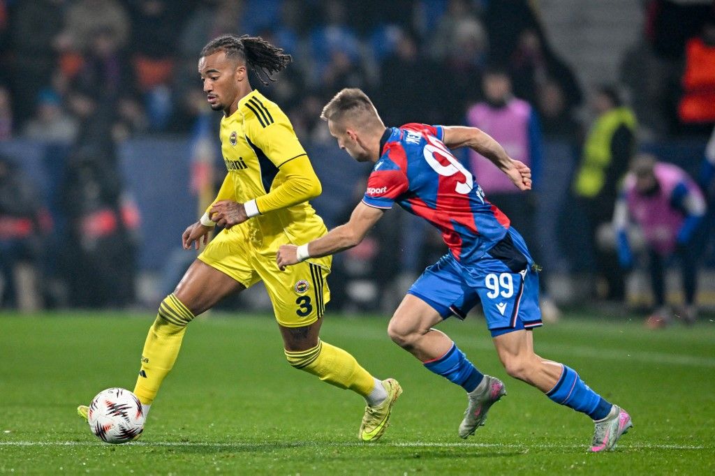 A Fenerbahce (labdával a klub játékosa, Archie Brown) legutóbb 0-0-s döntetlent játszott a Viktoria Plzen vendégeként az Európa-ligában