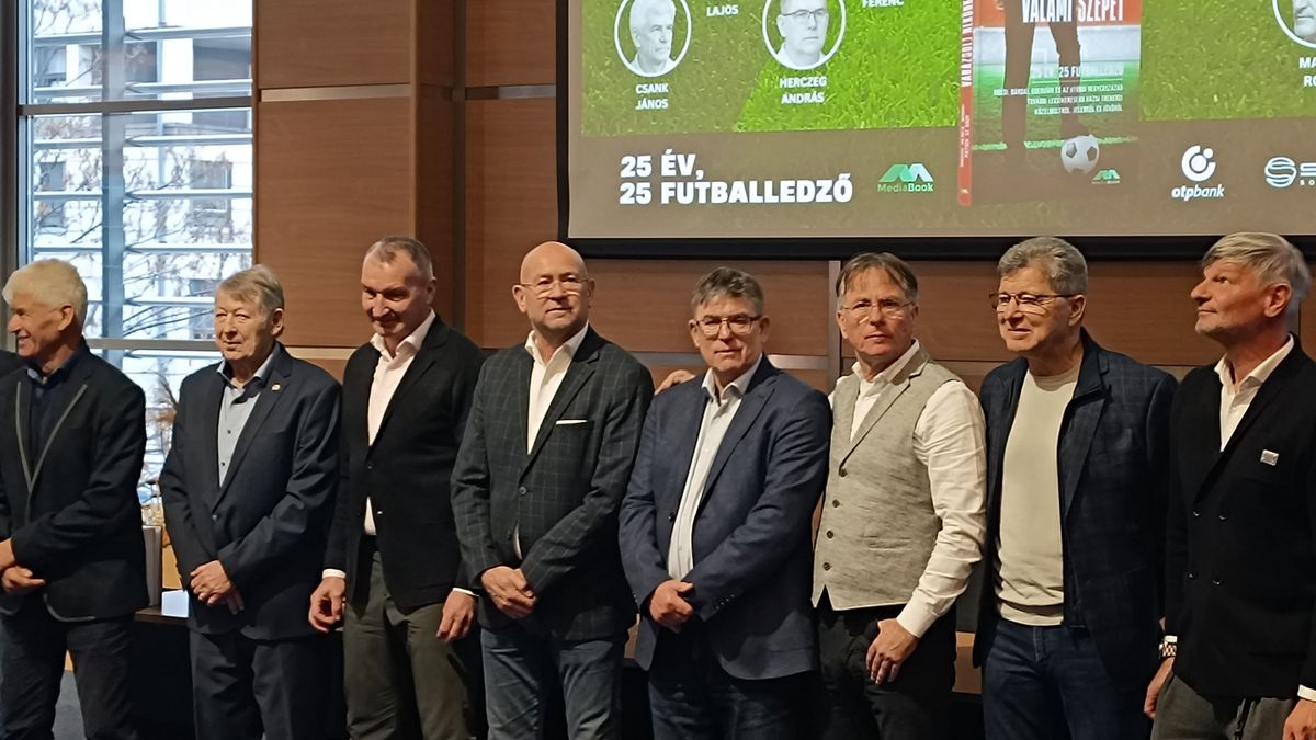 A könyben szereplő magyar edzők egy közös fotóra is összeálltak a Magyar Sport Házában.