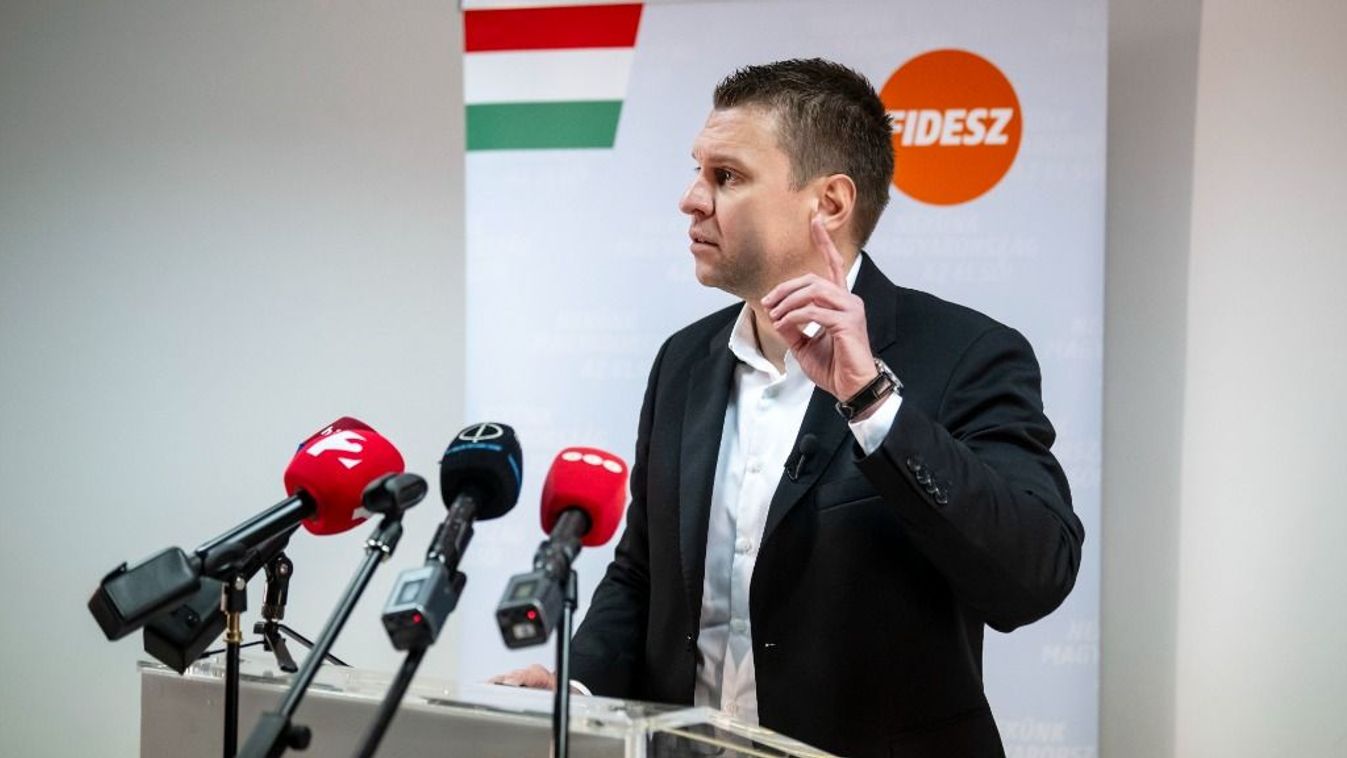 Menczer Tamás, a Fidesz-KDNP kommunikációs igazgatója sajtótájékoztatót tart a kormánypártok országjárásának fóruma előtt Bátonyterenyén 2025. november 26-án. MTI/Komka Péter