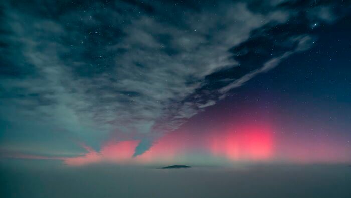 Magyarország - Sarki fény (aurora borealis) látszik az északi égbolton Salgótarján közelében
