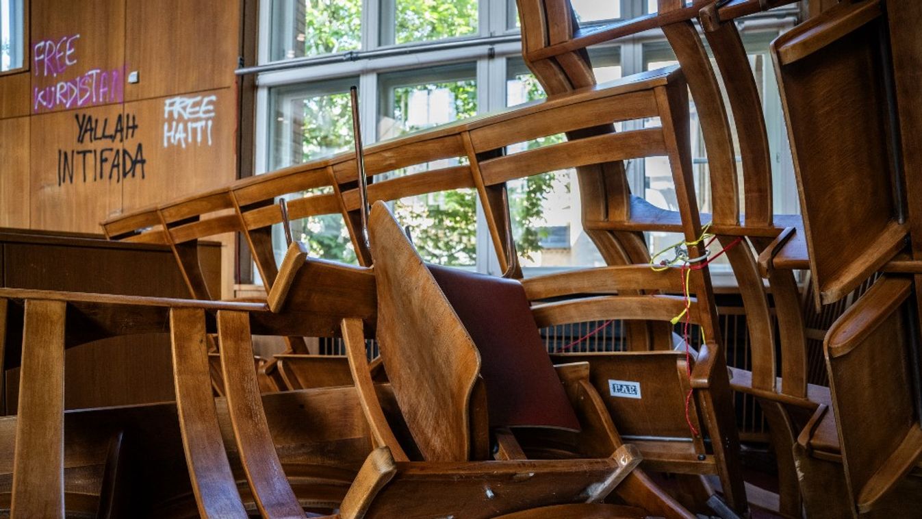 A Humboldt Egyetem berlini előadótermének ablakai előtt sorakoznak a nézőtéri padok, miután 2025. április 16-án Izrael-ellenes tüntetők megrohamozták és rövid időre elfoglalták az épületet (Fotó: AFP)