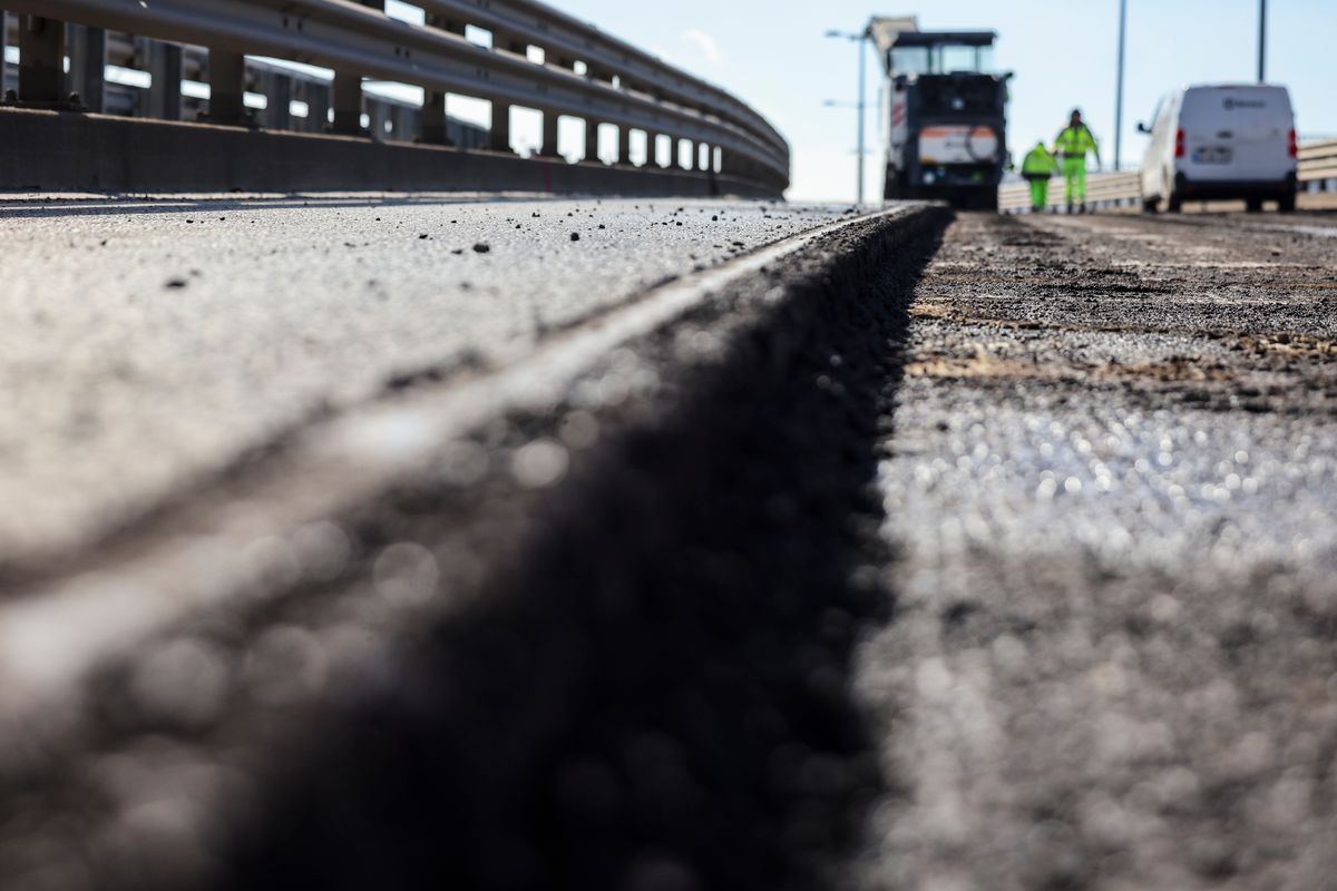 Budapest, 2025. március 1.
Munkagép a Flórián téri felüljárók felújítás miatt lezárt déli hídján 2025. március 1-jén. A közúti forgalom a felújítás alatt a felüljáró északi hídján haladhat, egy-egy sávon biztosítják a Pestre tartók és a Pestről érkezők áthaladását a felüljárón.
MTI/Hegedüs Róbert