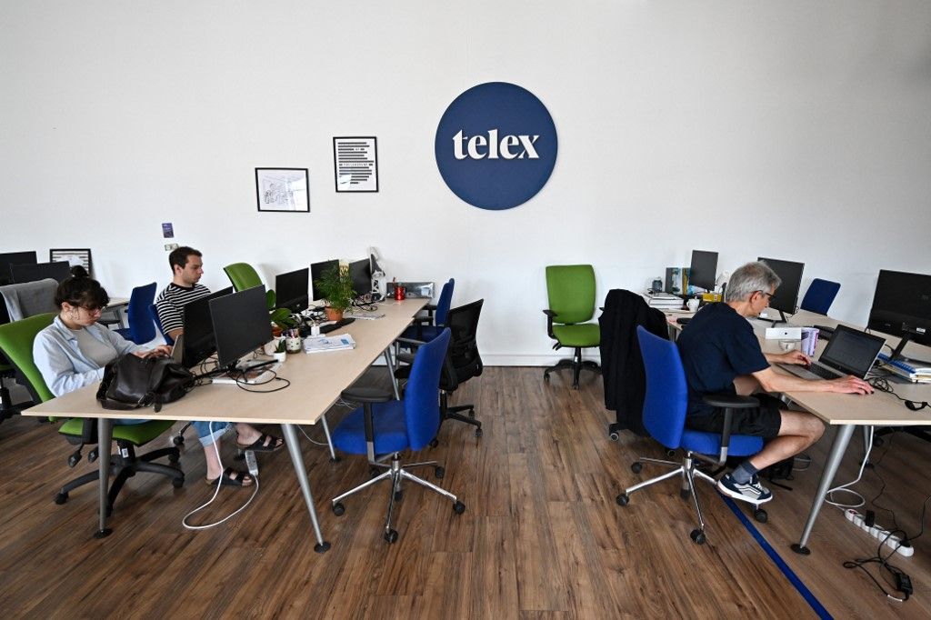 Editors and journalists work in the editorial hall of the non-government Hungarian online news portal 'telex' in Budapest, Hungary, on June 3, 2025. Hungary putting off voting on a widely protested bill that sanctions "foreign-funded" media and NGOs does not mean the danger is over, according to top editors. (Photo by ATTILA KISBENEDEK / AFP) / TO GO WITH AFP STORY