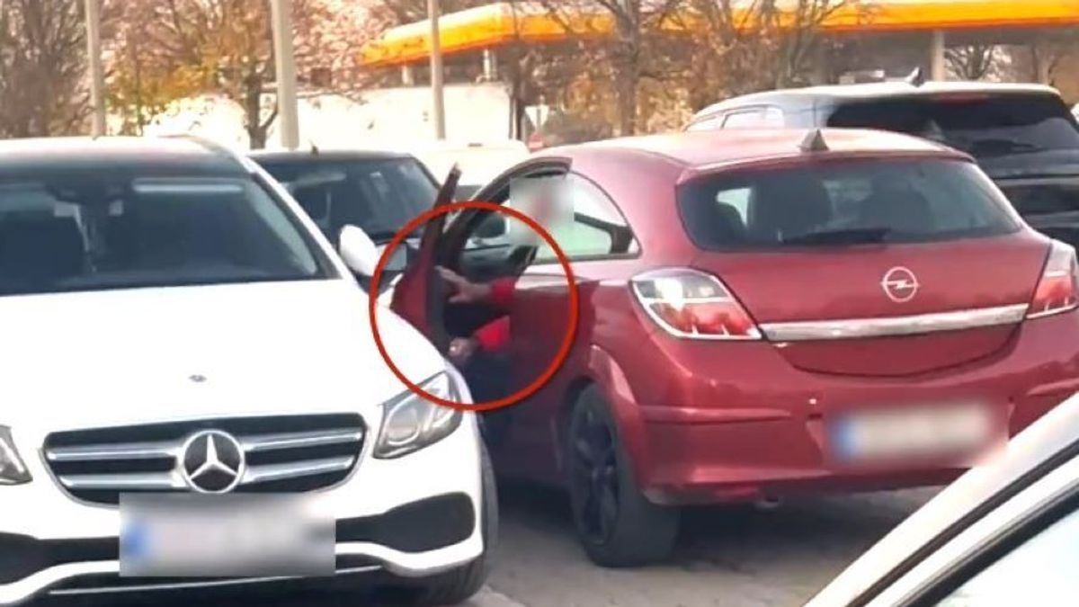 Közel parkoltak az autójához, ezért aljas bosszút állt a Tesco-parkolóban + videó
