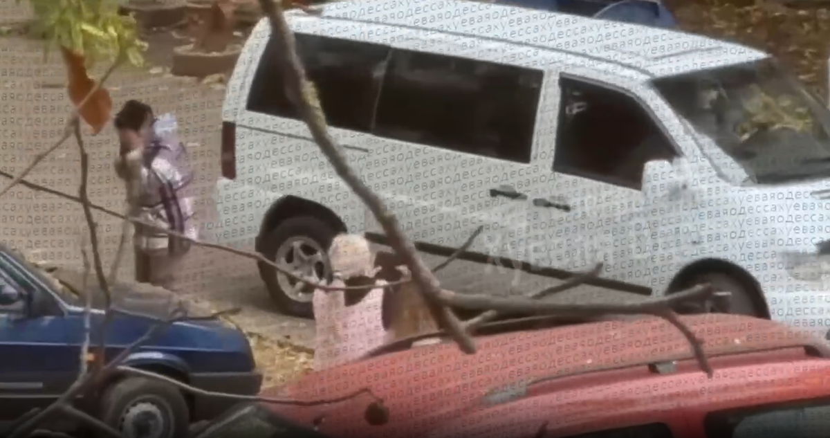 Gázsprével fújtak le egy nőt a sorozók Ukrajnában (Forrás: Telegram)